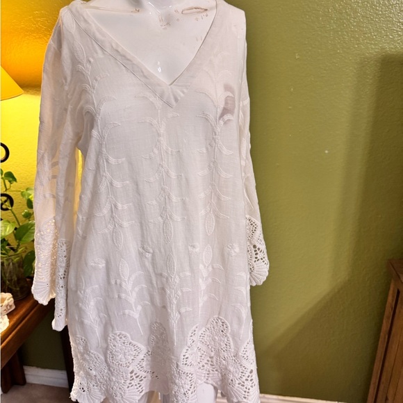 Elegant White Lace Blouse - Picture 1 of 12